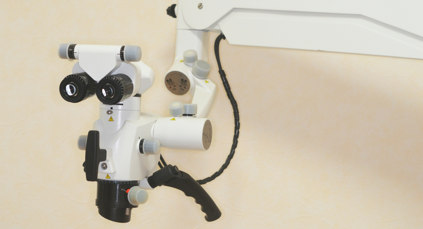 肉眼では確認できない根管内のための歯科用顕微鏡マイクロスコープ